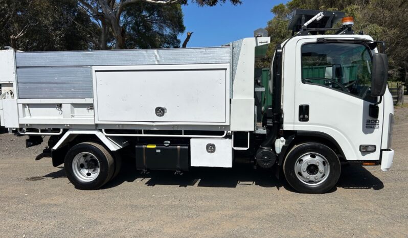 01/2014 Isuzu NPR 300 Tipper full