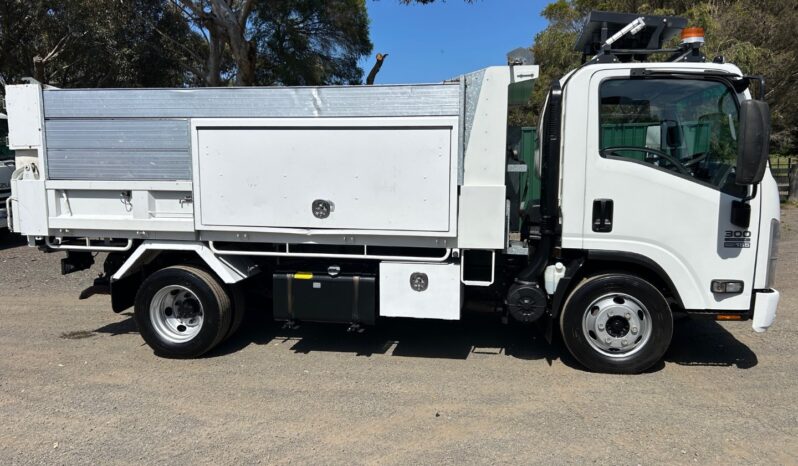 01/2014 Isuzu NPR 300 Tipper full