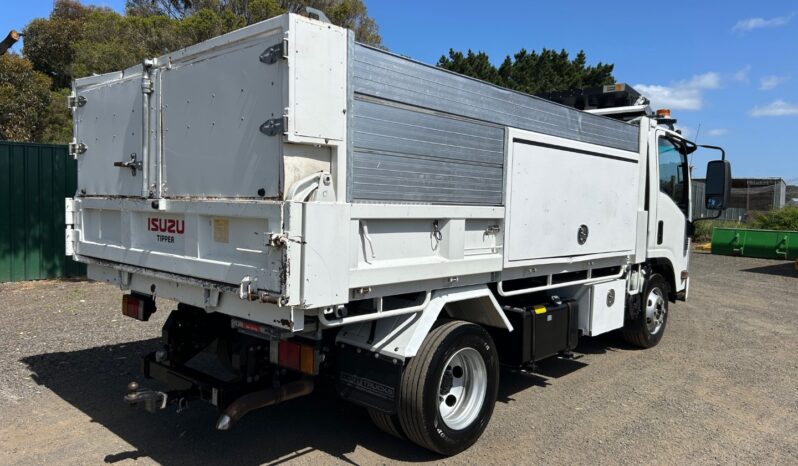 01/2014 Isuzu NPR 300 Tipper full