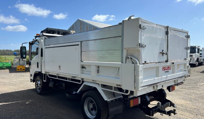 01/2014 Isuzu NPR 300 Tipper full