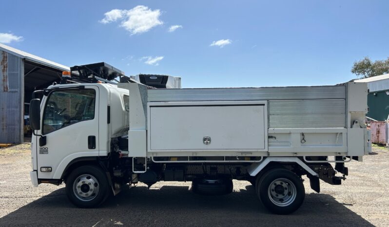 01/2014 Isuzu NPR 300 Tipper full