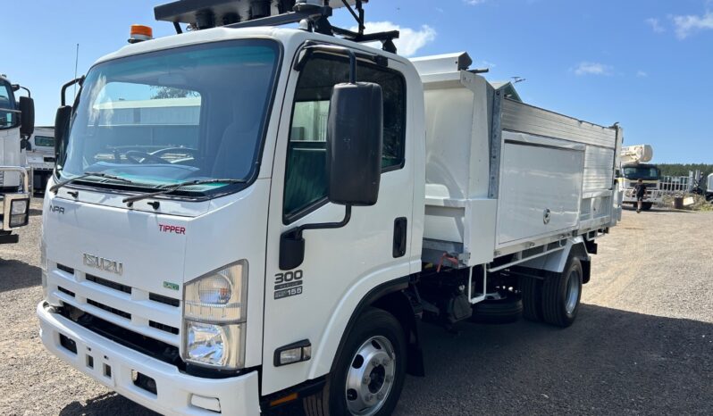 01/2014 Isuzu NPR 300 Tipper full